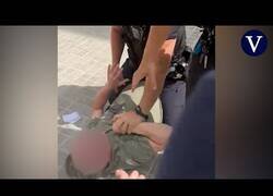 Enlace a Denuncian brutalidad policial en Mataró hacia un conductor mal estacionado por recoger a su madre con alzheimer