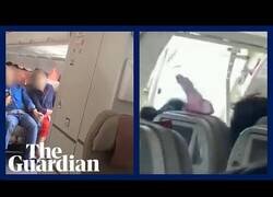 Enlace a Detenido por abrir la puerta de un avión en pleno vuelo
