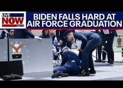 Enlace a Biden se cae en un acto de graduación de las Fuerzas Aéreas