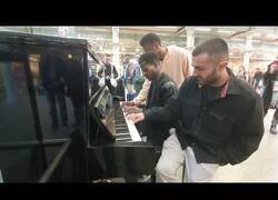 Enlace a Tres tipos tocan el piano a la vez en un centro comercial