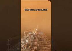 Enlace a Una tormenta de arena engulle el Canal de Suez