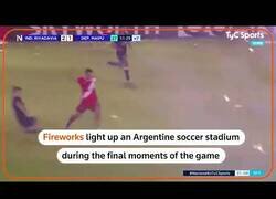 Enlace a El partido de fútbol en Argentina que se convirtió en un espectáculo pirotécnico