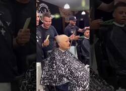 Enlace a La reacción de estos peluqueros al saber que una clienta se rapaba por la quimioterapia