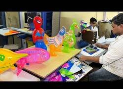 Enlace a Así se producen juguetes hinchables en una fábrica india