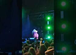 Enlace a Bebe Rexha recibe el impacto de un móvil durante un concierto