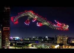 Enlace a Dragón gigante formado en un espectáculo de 1500 drones