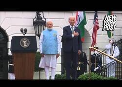 Enlace a Biden se pone la mano en el corazón al escuchar el himno y la baja lentamente al darse cuenta que era el de la India
