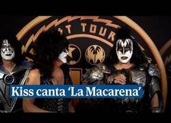 Enlace a El grupo Kiss canta su versión de 'La Macarena'