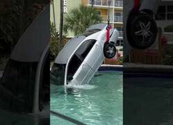 Enlace a Típico: Te encuentras un coche metido en la piscina