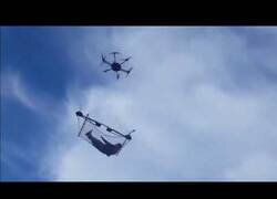 Enlace a Sobrevolando la ciudad con un dron y una hamaca