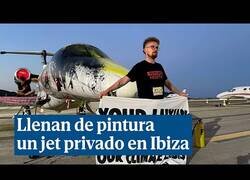 Enlace a Activistas rocían de pintura y se pegan a un jet privado en Ibiza