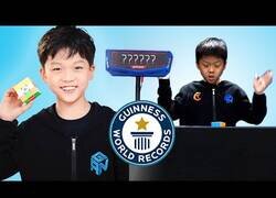 Enlace a Niño chino consigue el record de velocidad resolviendo el cubo de Rubik