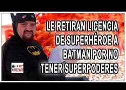 Enlace a Le retiran la licencia de superhéroe a Batman por no tener superpoderes