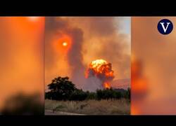 Enlace a Gran explosión en Volos (Grecia) sorprende a una reportera en directo