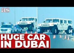 Enlace a Hammer gigante colapsa las carreteras de Dubai
