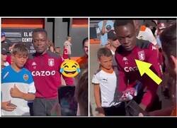 Enlace a Aficionados del Valencia se hacen fotos con un fan del Aston Villa pensando que era un futbolista