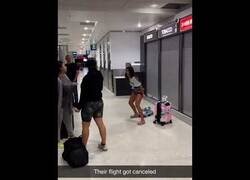 Enlace a La reacción de esta joven después de que su vuelo haya sido cancelado