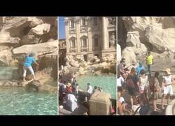 Enlace a Turista escala la Fontana di Trevi para llenar su botella de agua