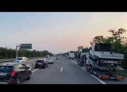 Enlace a Vehículos en Alemania dejando pasar a una ambulancia en una carretera