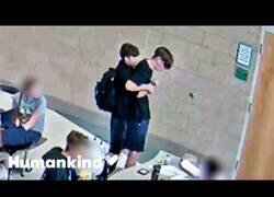 Enlace a Estudiante salva la vida a otro con la maniobra de Heimlich en el comedor del colegio