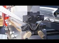 Enlace a Potentes prensas en funcionamiento doblando y extruyendo piezas metálicas