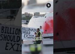 Enlace a Activistas rocían de pintura el yate de la familia Walmart atracado en Barcelona