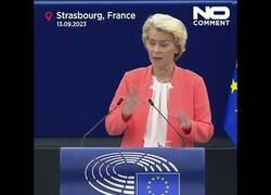 Enlace a Captan a una comisaria de la UE haciendo calceta durante el discurso de Úrsula von der Leyen