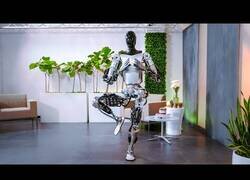 Enlace a Las nuevas habilidades de Optimus, el robot humanoide de Tesla