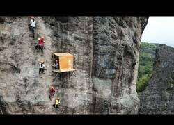 Enlace a Abren una tienda para escaladores en mitad de un acantilado en China