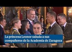 Enlace a La reacción de la princesa Leonor y los reyes al saludar a sus compañeros de la Academia de Zaragoza