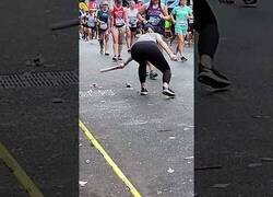 Enlace a Mujer intenta echar a una rata de la Maratón de Nueva York