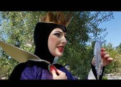 Enlace a El increíble parecido de la Reina Malvada de Disneyland Hollywood