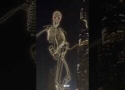 Enlace a Espectáculo de drones forma un increíble esqueleto gigante en Dubai