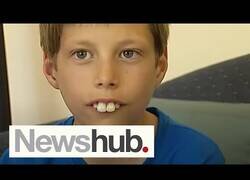 Enlace a Niño que sufría bullying por su dentadura recibe donaciones para cambiar su sonrisa