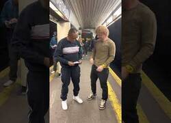 Enlace a Ed Sheeran sorprende a un talentoso cantante callejero en el metro
