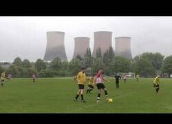 Enlace a Partido de fútbol se juega mientras tiran abajo las torres de una central nuclear