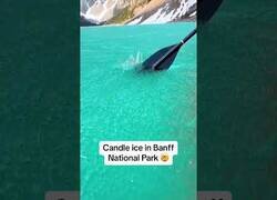 Enlace a Hielo en forma de velas en el lago Banff, en Canadá