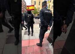 Enlace a Hombre intenta que su perro defeque en la puerta de la sede del PSOE
