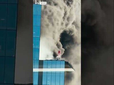 Gruista rescata a un hombre atrapado en un edificio en llamas