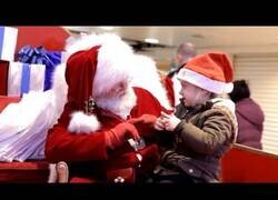 Enlace a Este Papá Noel aprende lenguaje de signos para hablar con esta niña sordomuda