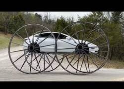 Enlace a Conduciendo un Tesla con ruedas de carruaje
