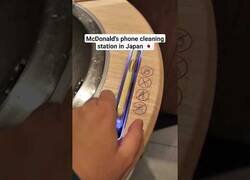 Enlace a Limpiador de móviles visto en el baño de un McDonald's en Japón