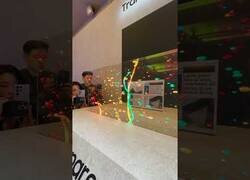 Enlace a Samsung presenta la primera pantalla LED transparente