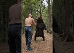 Enlace a Un ruso cualquiera cuerpeando con un oso