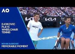 Enlace a Novak Djokovic juega en silla de ruedas un partido con niños
