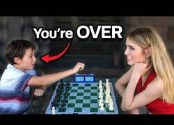 Enlace a Niño apaliza a una chica al ajedrez mientras la vacila delante de su familia