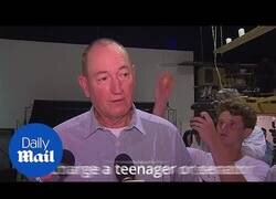 Enlace a El día que un joven le estampó un huevo en la cabeza a un senador australiano