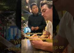 Enlace a Sorprendiendo hablando chino en un restaurante chino