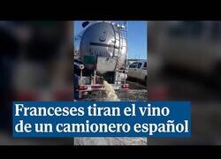 Enlace a Franceses tiran 25.000 litros de vino de un camionero español