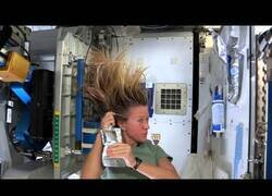Enlace a Así se lava el pelo una astronauta en el espacio